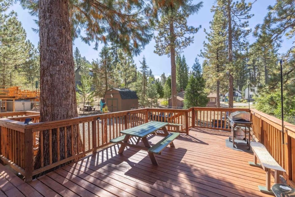 Dream Lake Cabin| Spa, EV Charger, Gated, by lake! Cabin in Big Bear