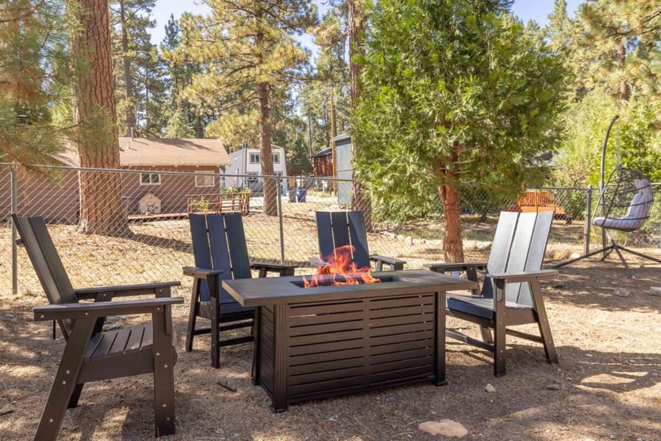 Dream Lake Cabin| Spa, EV Charger, Gated, by lake! Cabin in Big Bear
