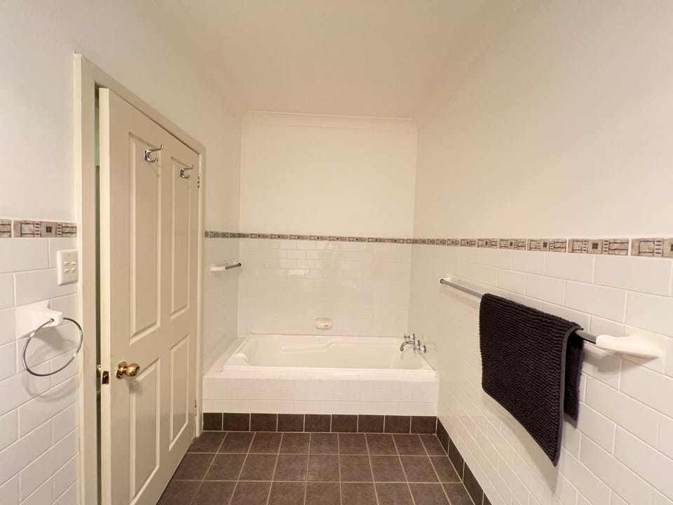 Cozy Queen Room in Two Story House - R2 Vacation rental in Sydney