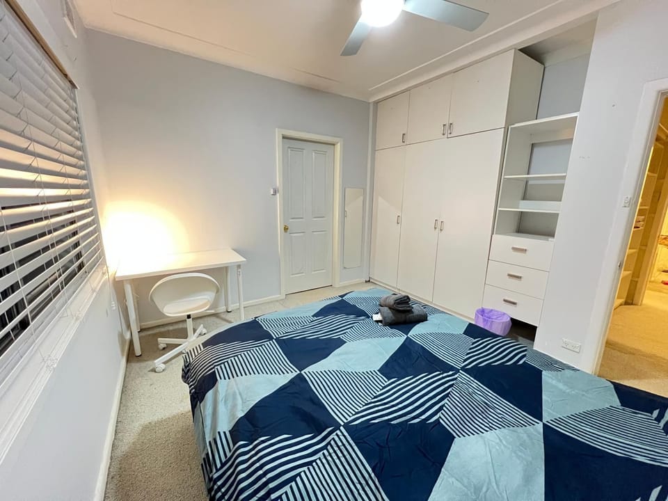 Cozy Queen Room in Two Story House - R2 Vacation rental in Sydney