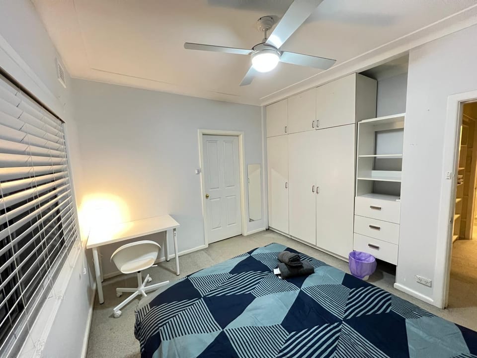 Cozy Queen Room in Two Story House - R2 Vacation rental in Sydney