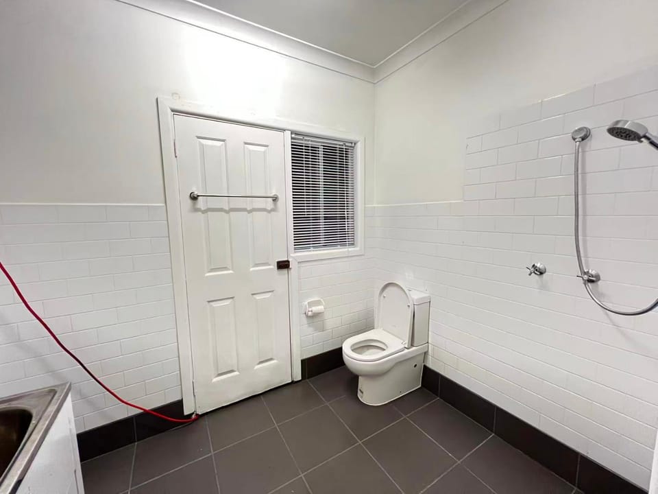 Spacious Queen Room in Two Story House - R3 Vacation rental in Sydney