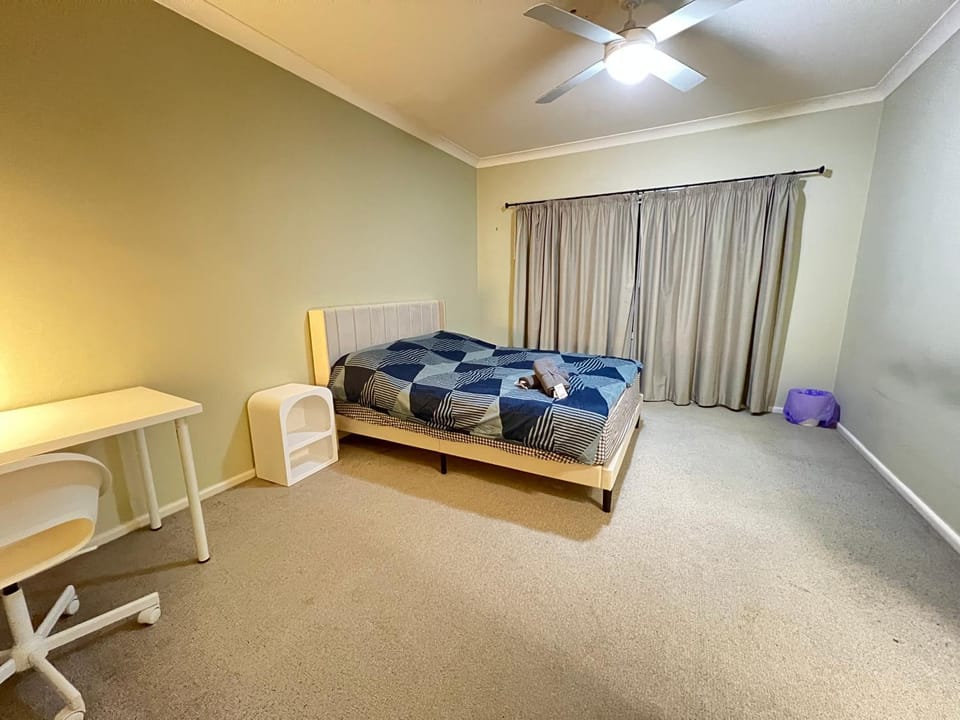Spacious Queen Room in Two Story House - R3 Vacation rental in Sydney