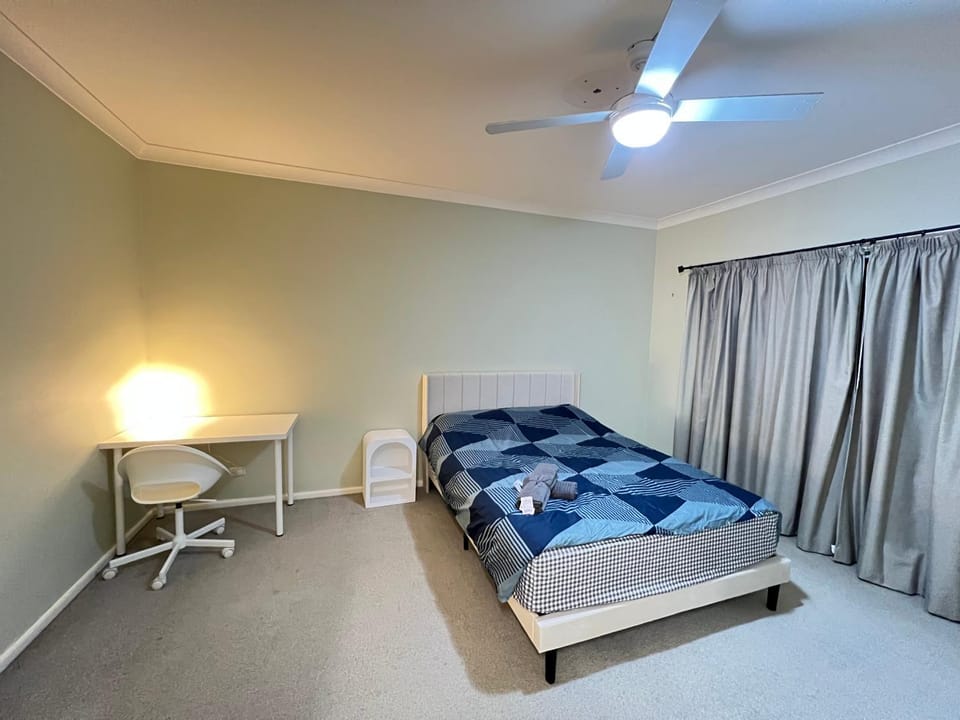 Spacious Queen Room in Two Story House - R3 Vacation rental in Sydney