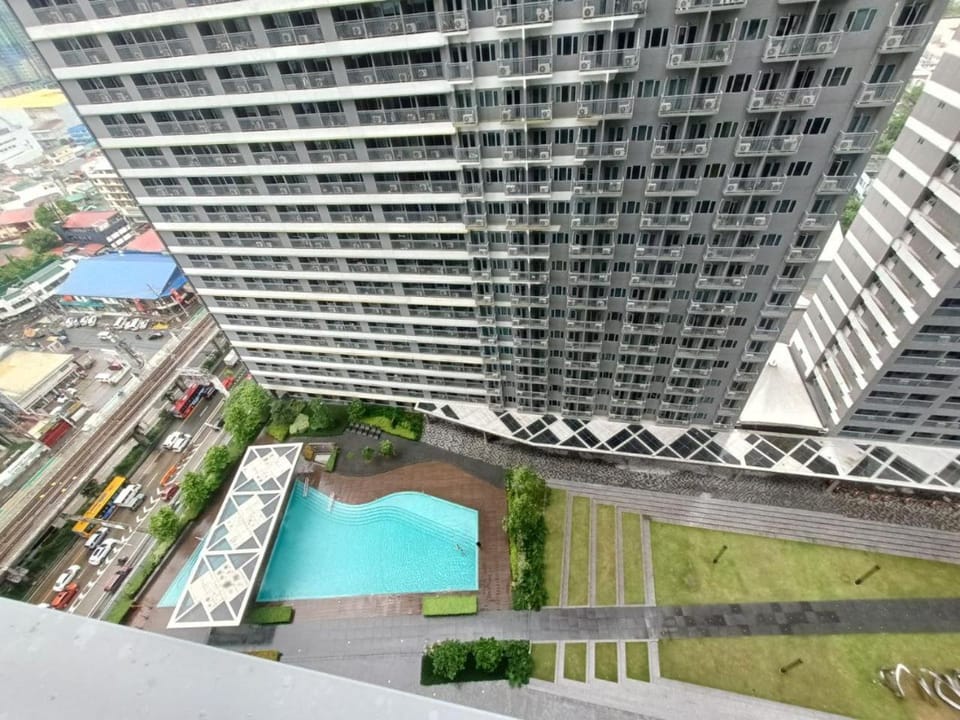 Property building, Day, Neighbourhood, Bird's eye view, City view, Pool view, Street view, Swimming pool, Location, Parking
