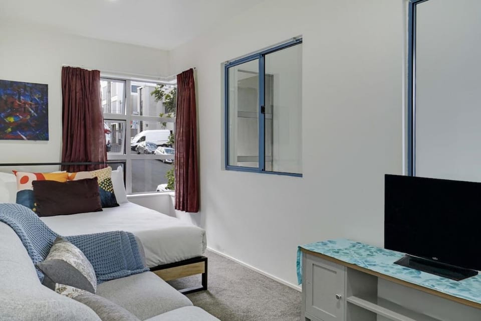 Rare Find Large TownHouse 4BR 2Bath Garage House in Auckland