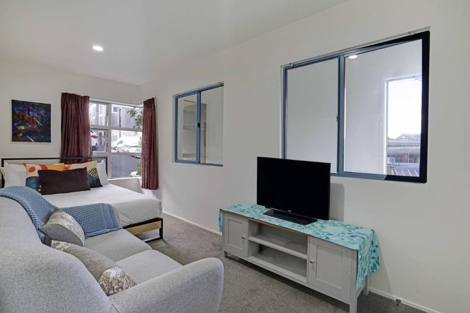 Rare Find Large TownHouse 4BR 2Bath Garage House in Auckland