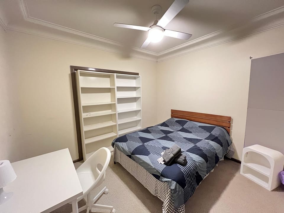 Queen Room in Rydalmere - R4 Vacation rental in Sydney