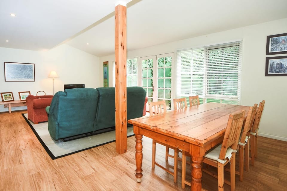 Seating area, Dining area