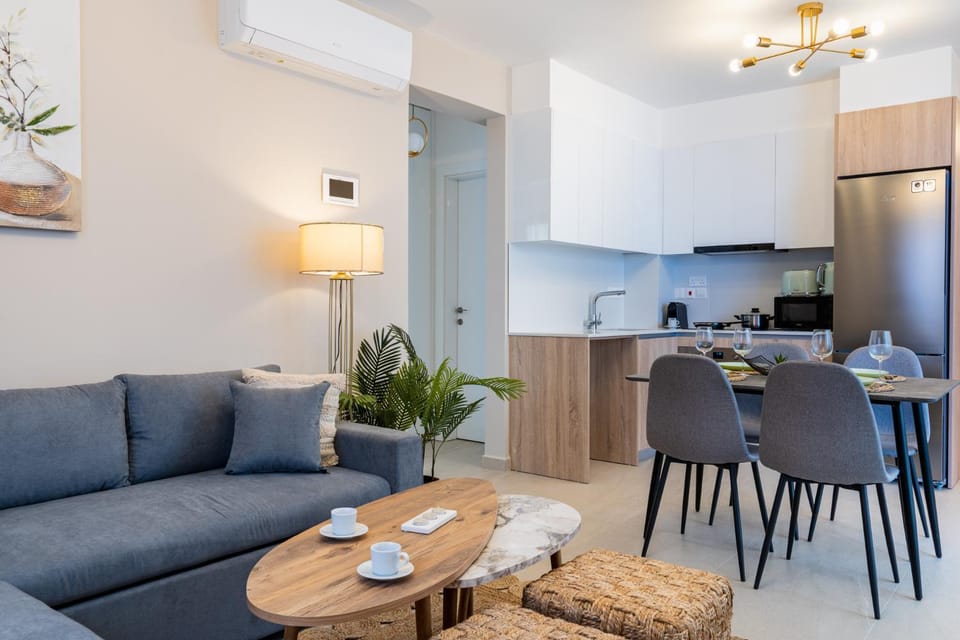 Coffee/tea facilities, Kitchen or kitchenette, Living room, Seating area, Dining area, microwave, stove, toaster