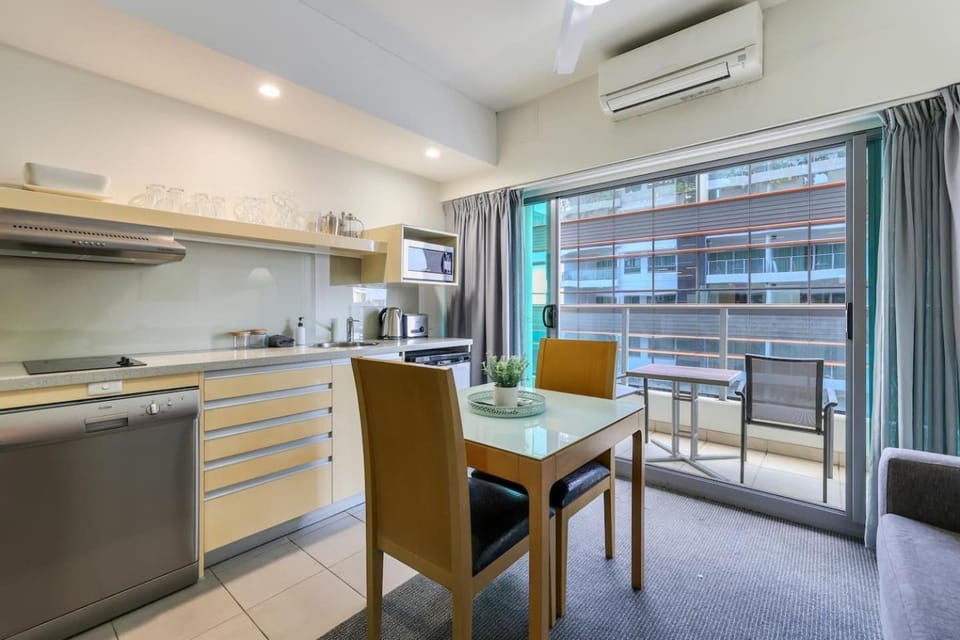 Darwin City Central Studio Pool, Gym & Parking Apartment in Darwin