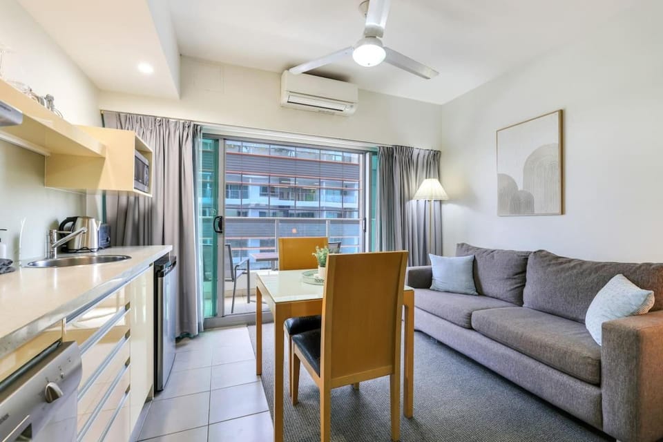 Darwin City Central Studio Pool, Gym & Parking Apartment in Darwin