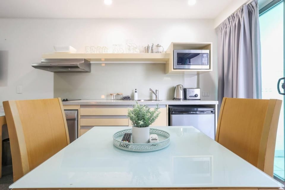 Darwin City Central Studio Pool, Gym & Parking Apartment in Darwin