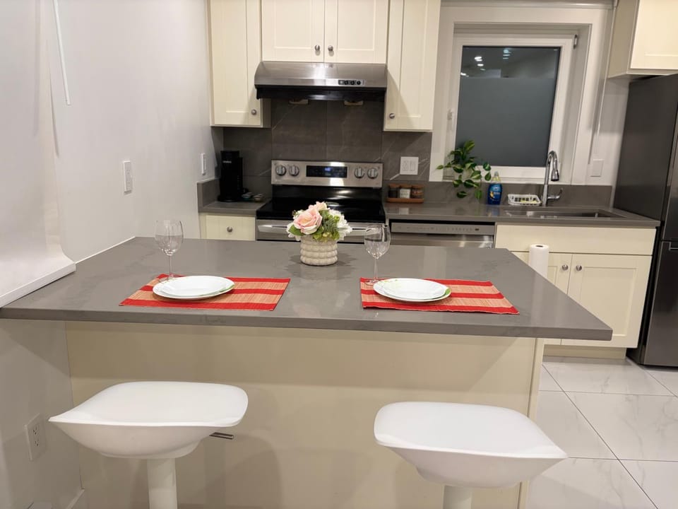 Brand New 2bedroom Suite with Parking Apartment in Vancouver