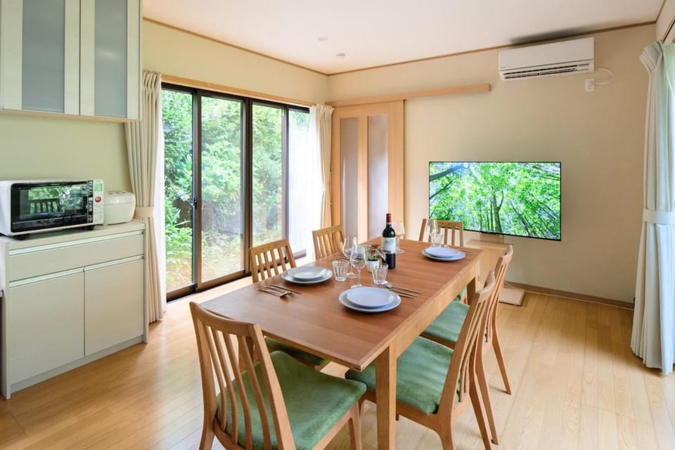 TV and multimedia, Seating area, Dining area, air conditioner