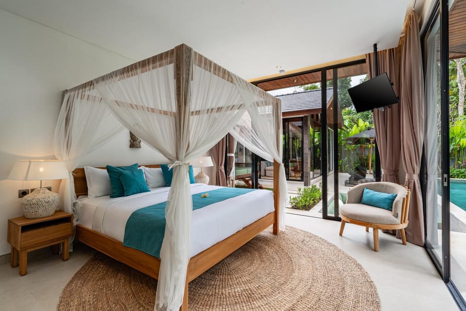 Bed, Seating area, Bedroom