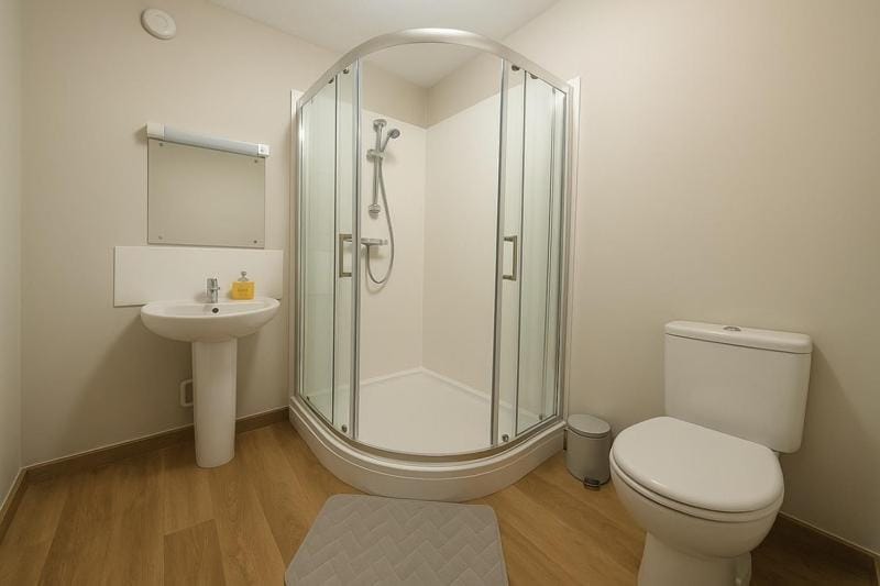 Bright 2-Bed Top Floor Flat, Full Kitchen, Parking Apartment in Taunton