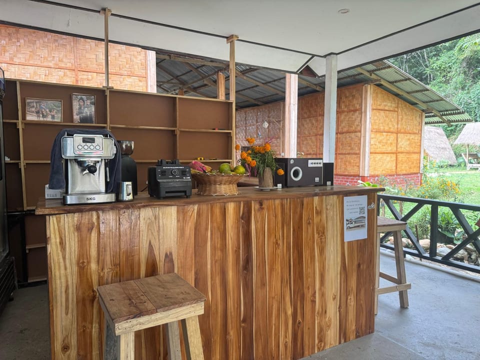 Kitchen or kitchenette, minibar