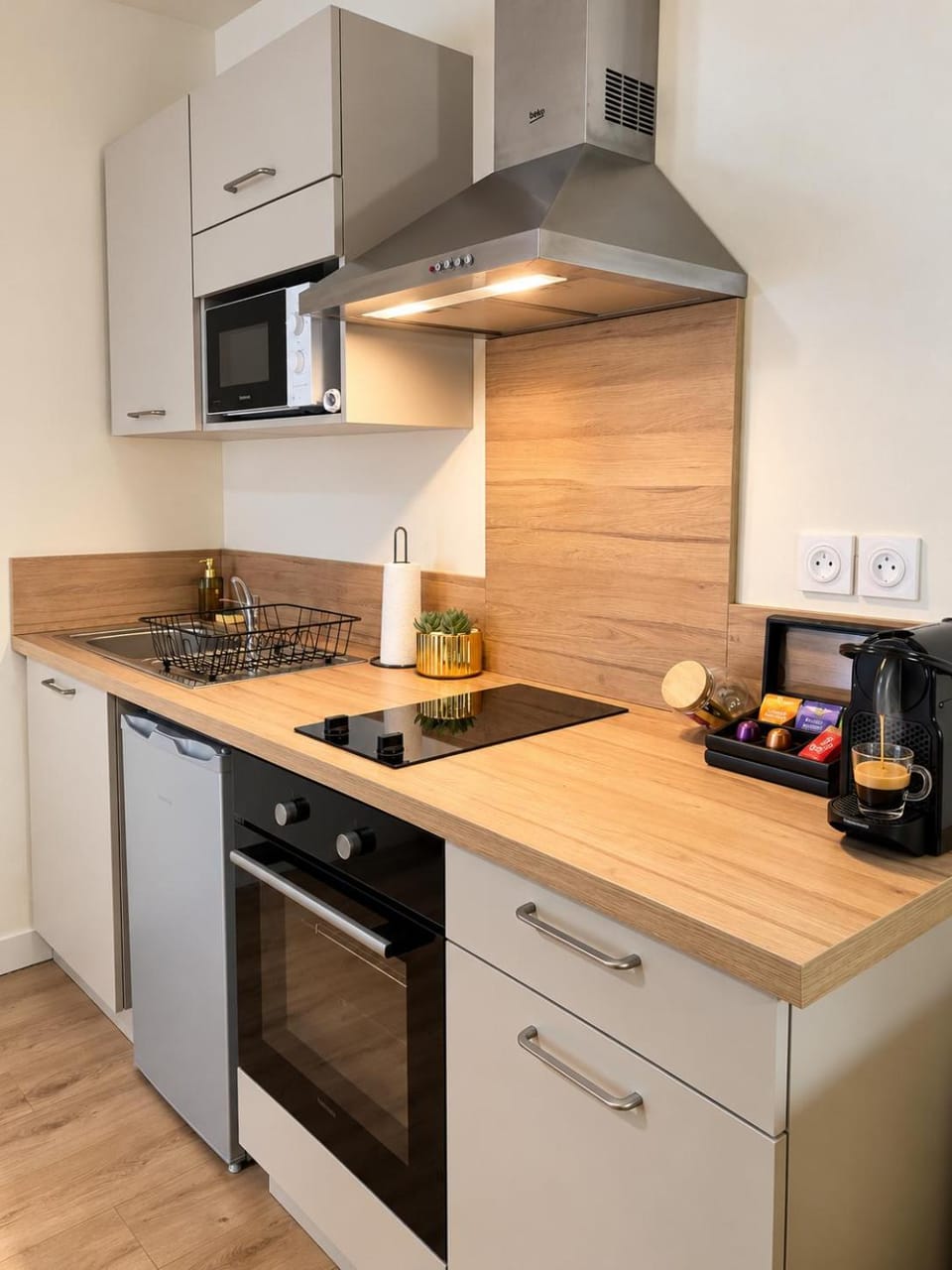 Coffee/tea facilities, Kitchen or kitchenette, stove