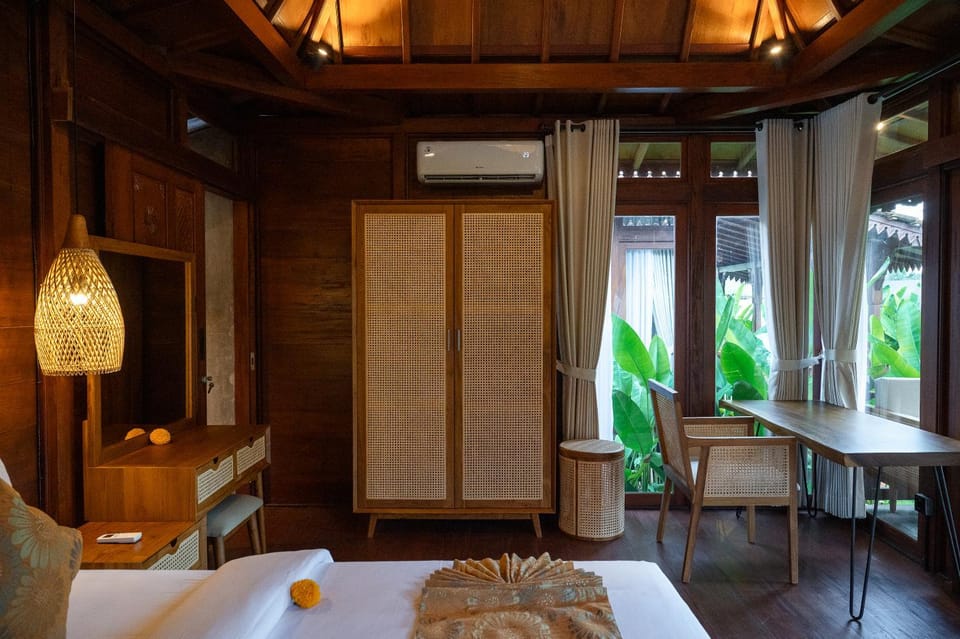 Bed, Photo of the whole room, Seating area, Bedroom, wardrobe
