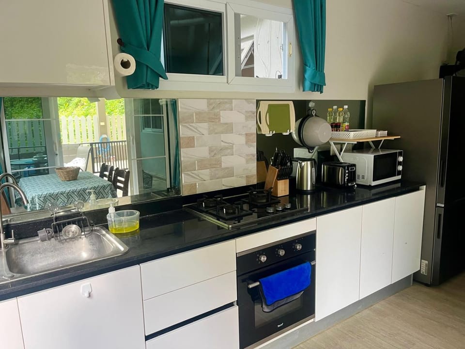 Coffee/tea facilities, Kitchen or kitchenette, oven, stove, toaster