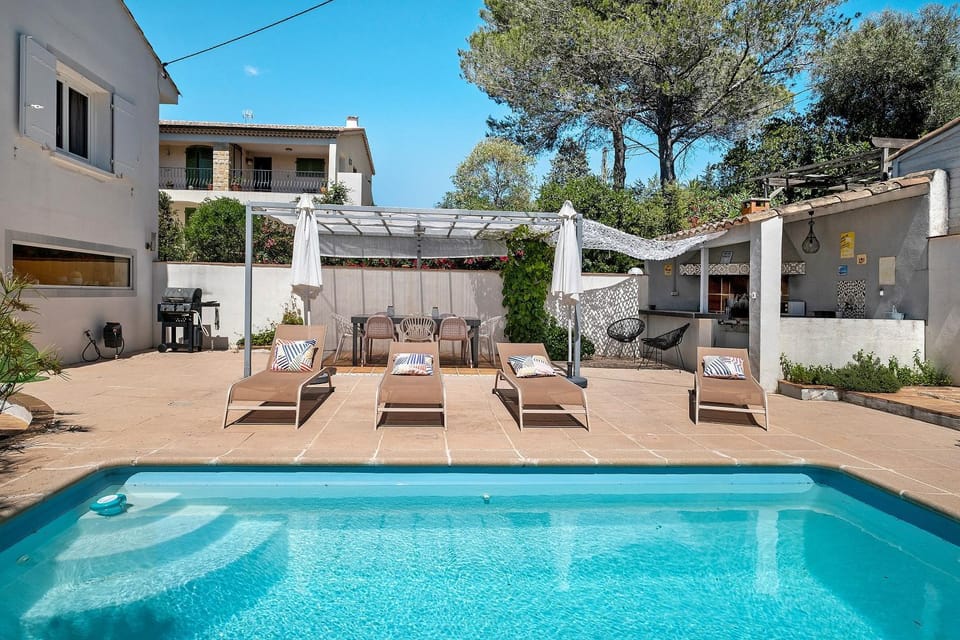 Les Arbousiers Bed and Breakfast in Saint-Raphael