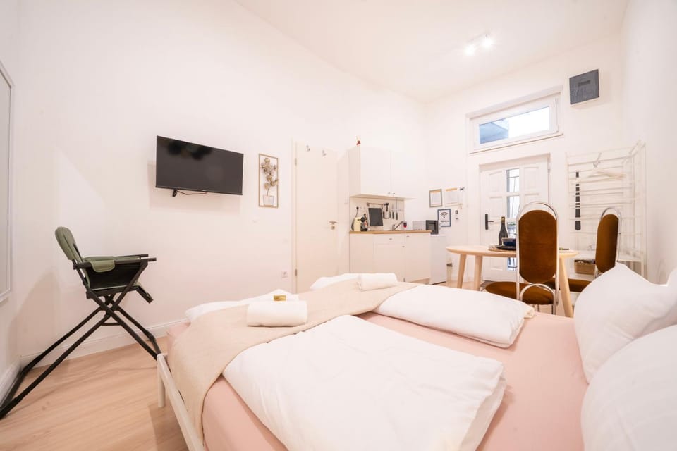 Property building, Bed, TV and multimedia, towels