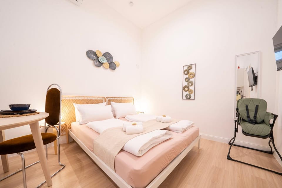 Bed, TV and multimedia, Bedroom