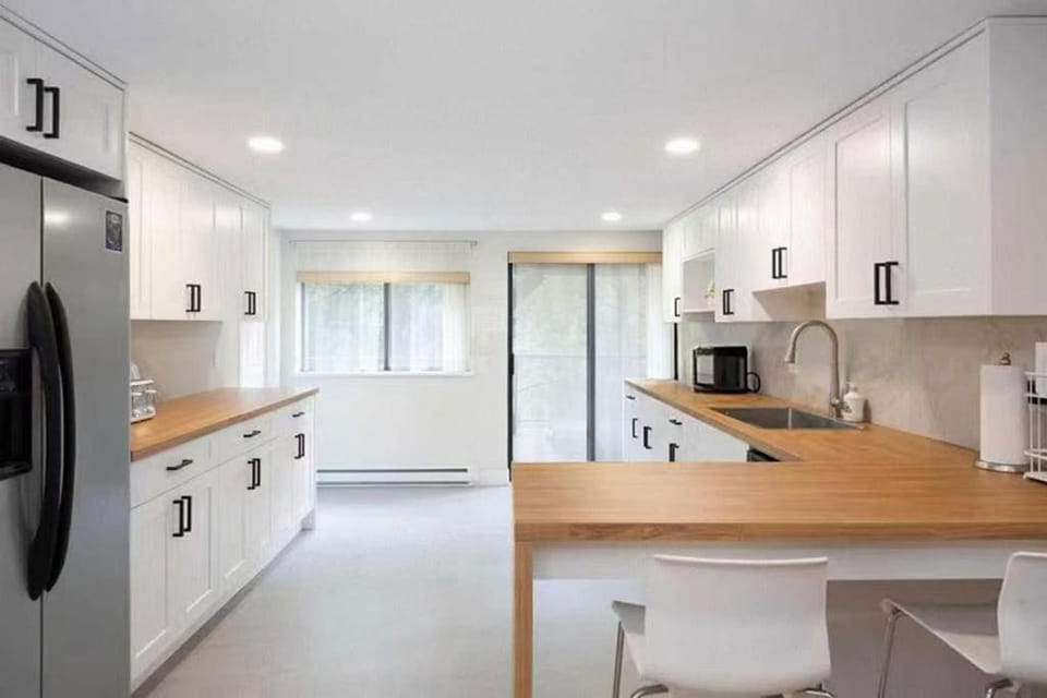 Stylish Scenic Oasis: 3-Bedroom Suite, West Van Apartment in West Vancouver