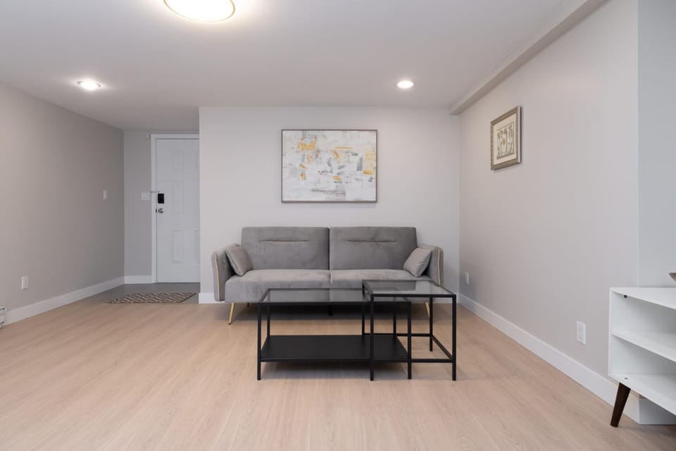 Stylish Scenic Oasis: 3-Bedroom Suite, West Van Apartment in West Vancouver
