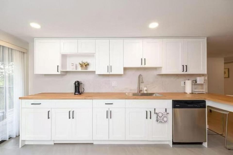 Stylish Scenic Oasis: 3-Bedroom Suite, West Van Apartment in West Vancouver