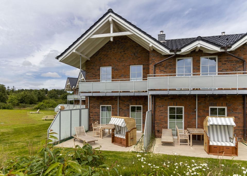 Property building, Spring, Day, Garden, View (from property/room), Balcony/Terrace, Garden view