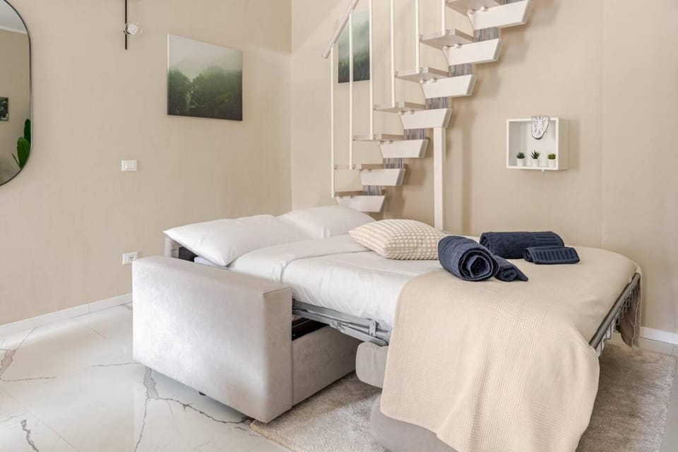 Bed, Photo of the whole room, towels