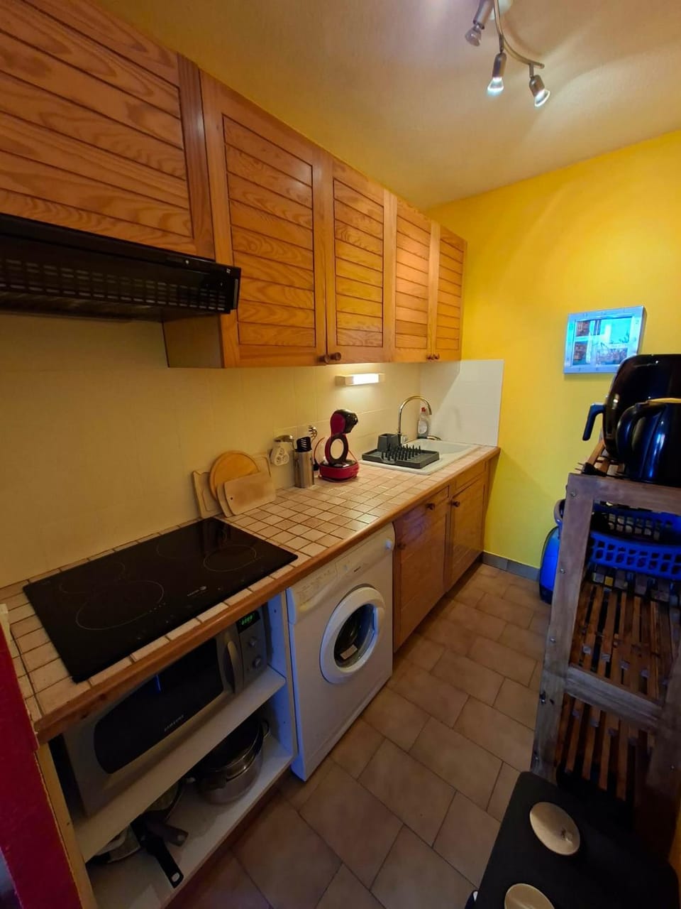 Coffee/tea facilities, Kitchen or kitchenette, oven, stove, washing machine