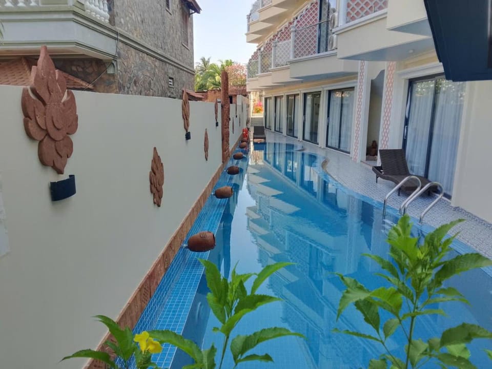 Property building, Day, Pool view, Swimming pool, sunbed