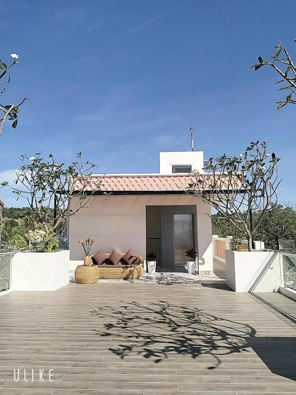 Property building, Day, Garden, Balcony/Terrace