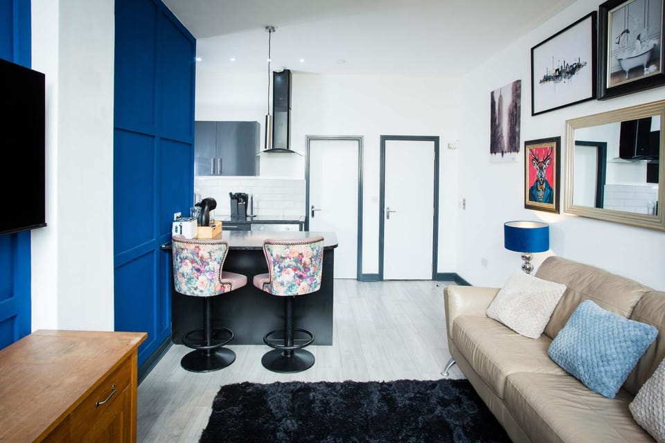 Kitchen or kitchenette, Living room, Seating area, Dining area