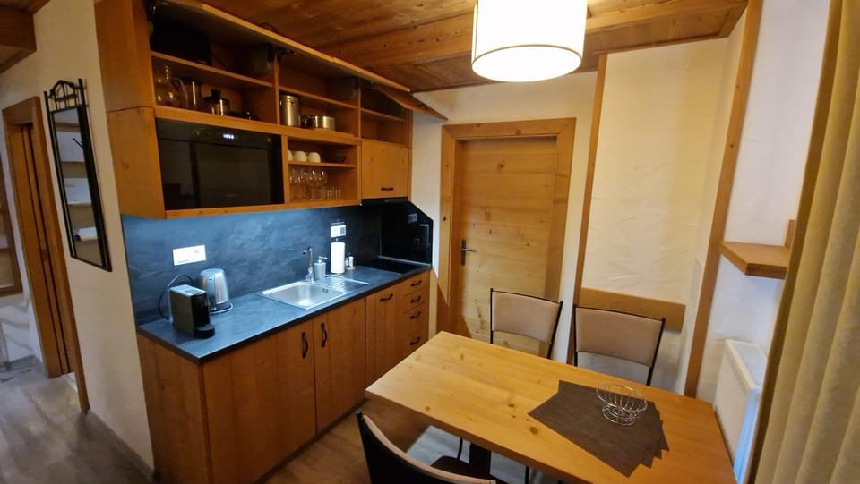 Coffee/tea facilities, Kitchen or kitchenette, Dining area