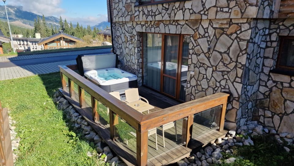 Property building, Hot Tub, Balcony/Terrace, Seating area