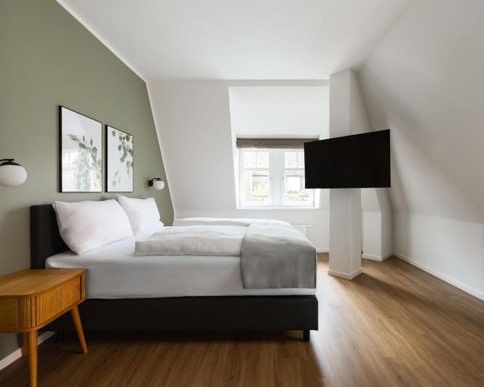 Bed, TV and multimedia, Bedroom