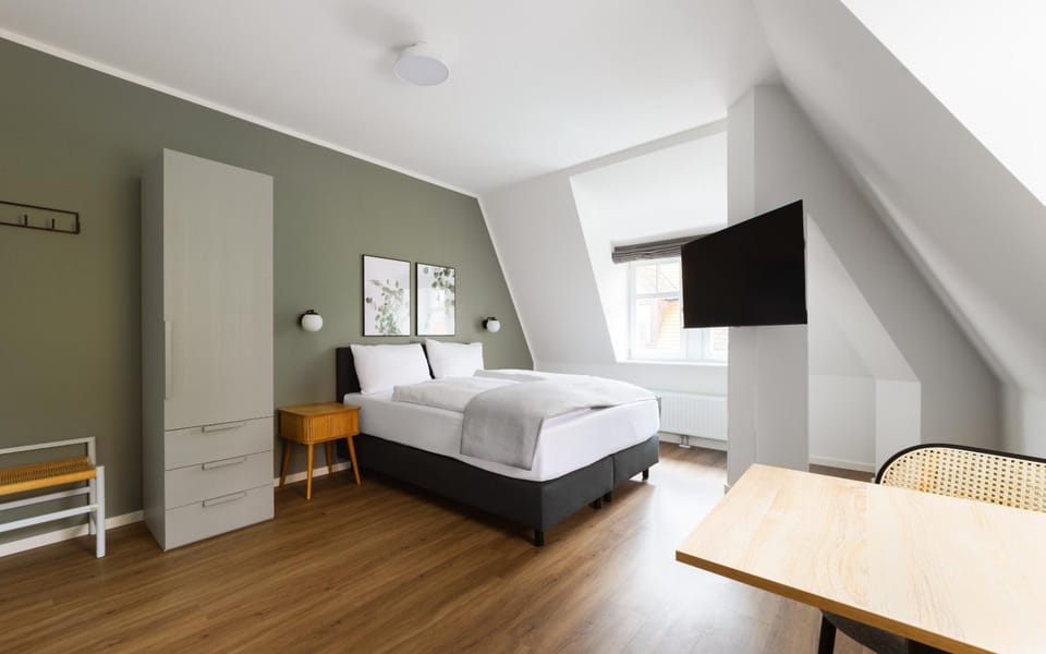 Bed, TV and multimedia, Bedroom