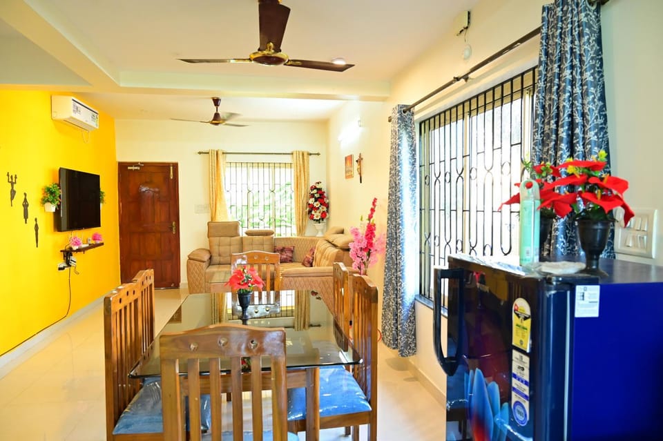Kitchen or kitchenette, Living room, Seating area, Dining area, air conditioner