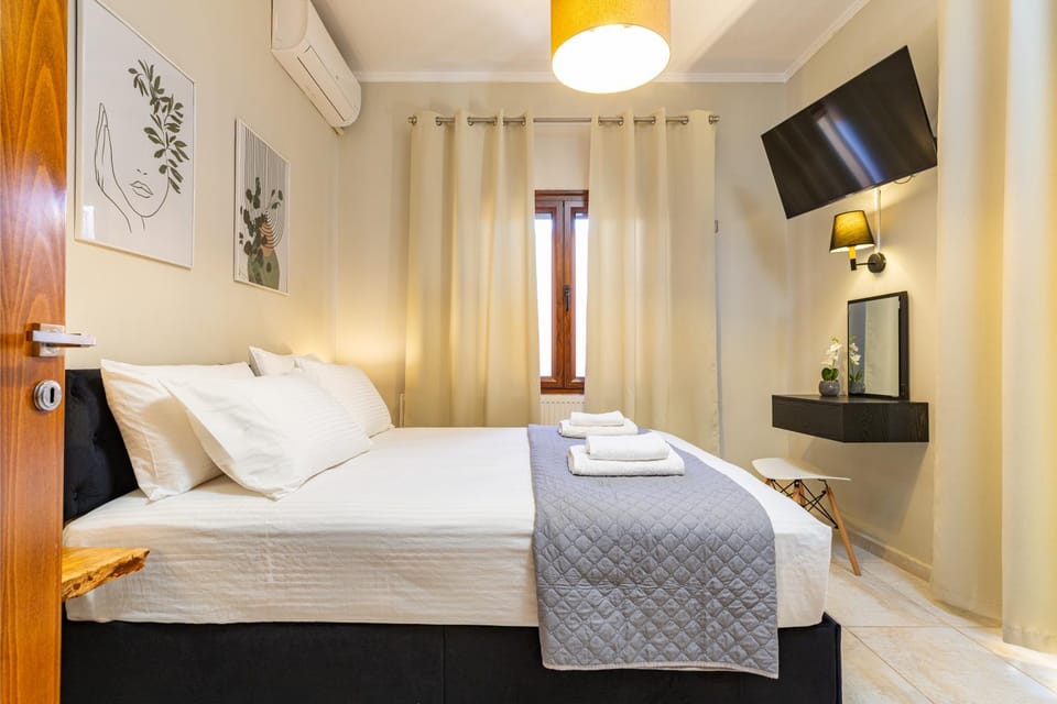 Bed, TV and multimedia, Photo of the whole room, Bedroom, towels