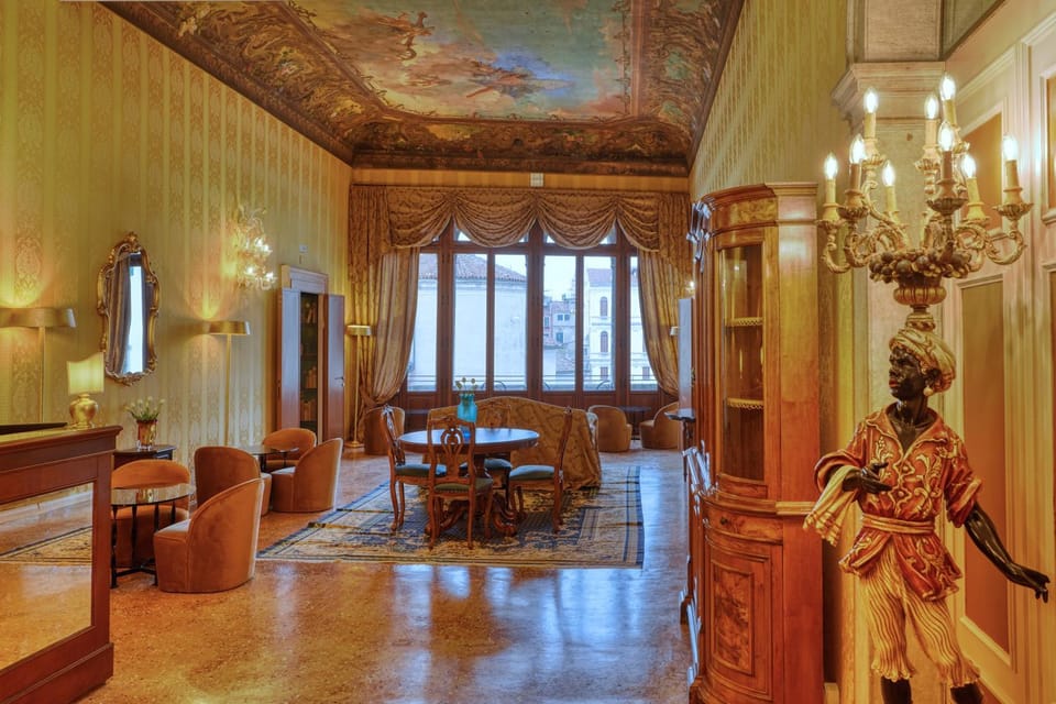 Communal lounge/ TV room, Lobby or reception