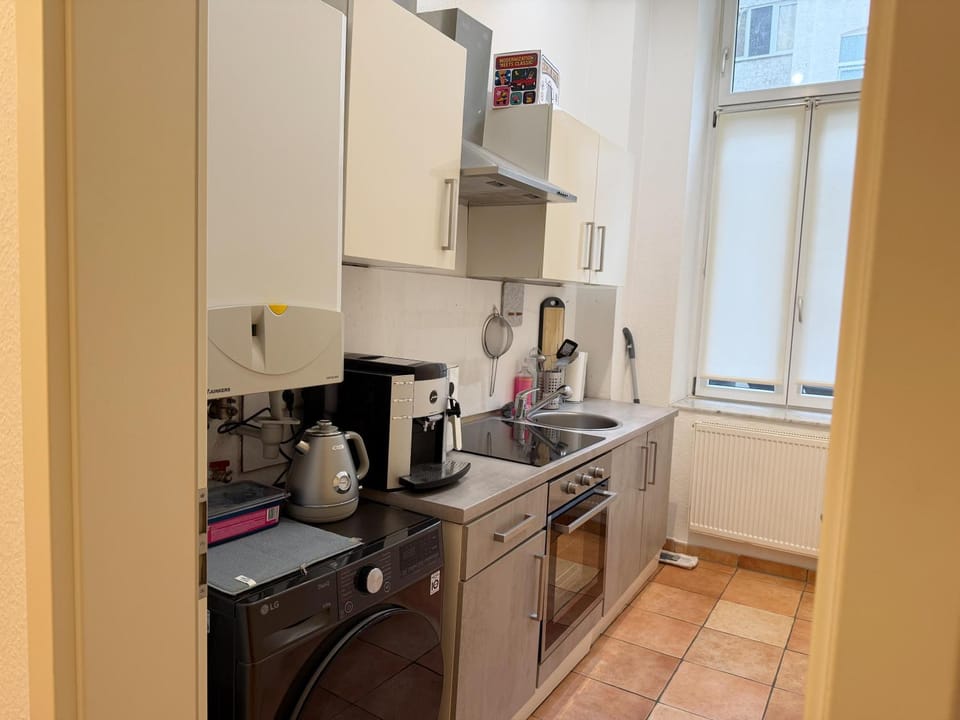 Coffee/tea facilities, Kitchen or kitchenette, oven, stove