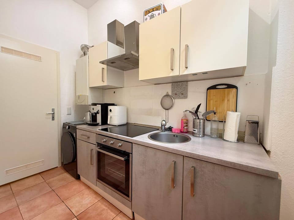 Coffee/tea facilities, Kitchen or kitchenette, stove