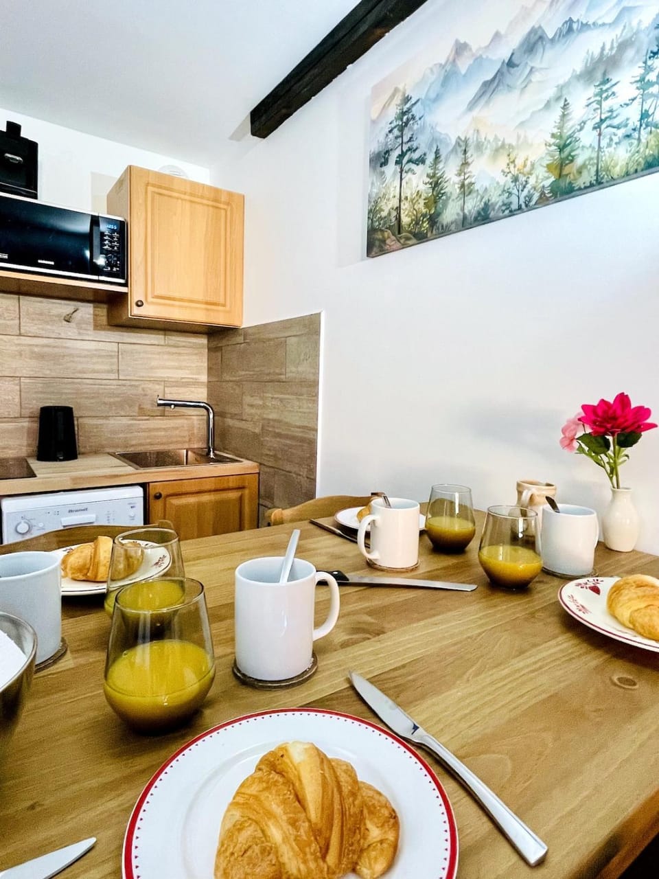 Kitchen or kitchenette, Dining area