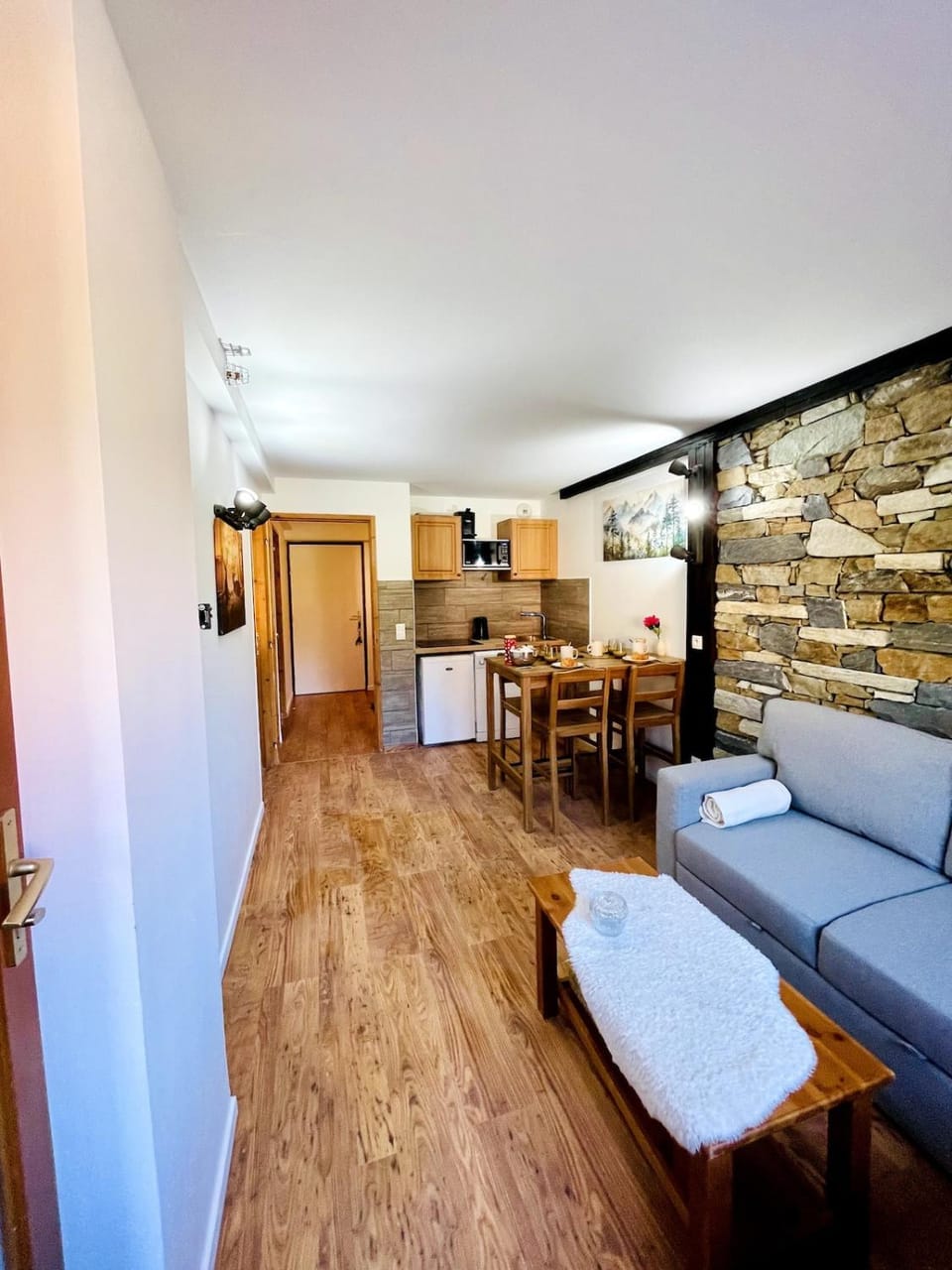 Kitchen or kitchenette, Seating area, Dining area