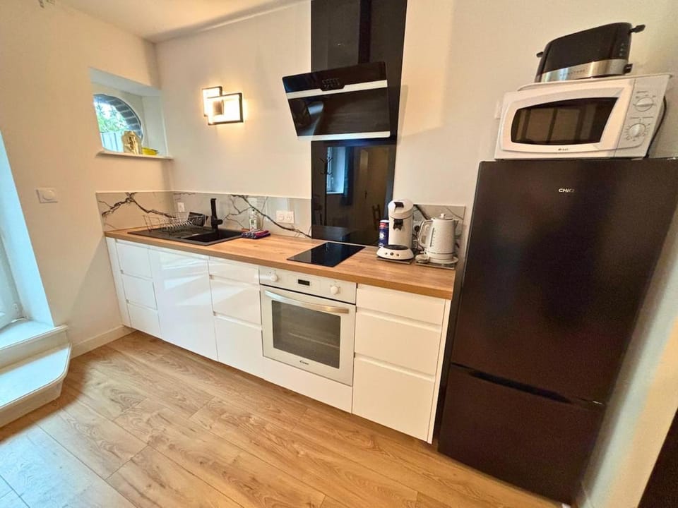 Kitchen or kitchenette, oven, stove