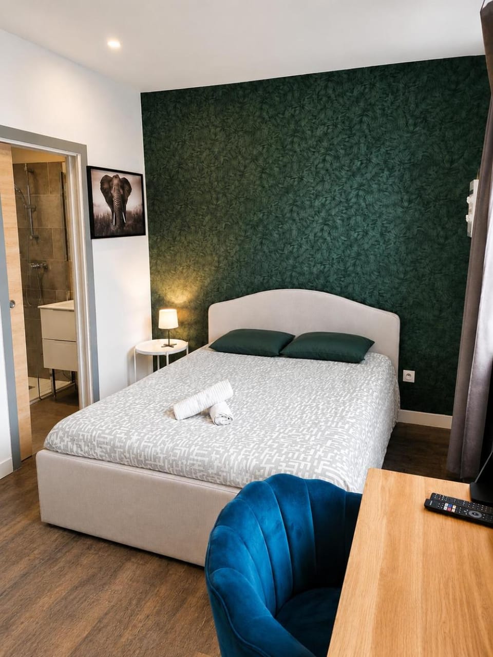 Bed, Photo of the whole room, Bedroom, towels